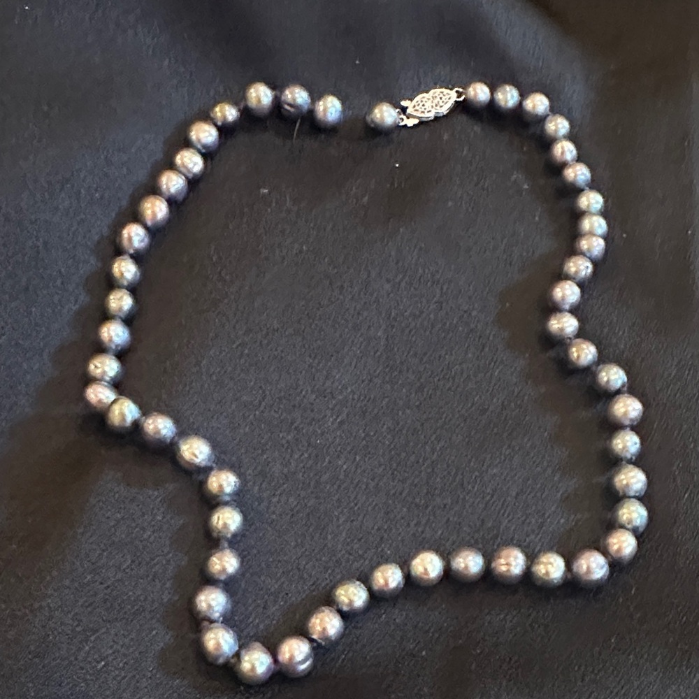 Elegant Black Pearl Necklace